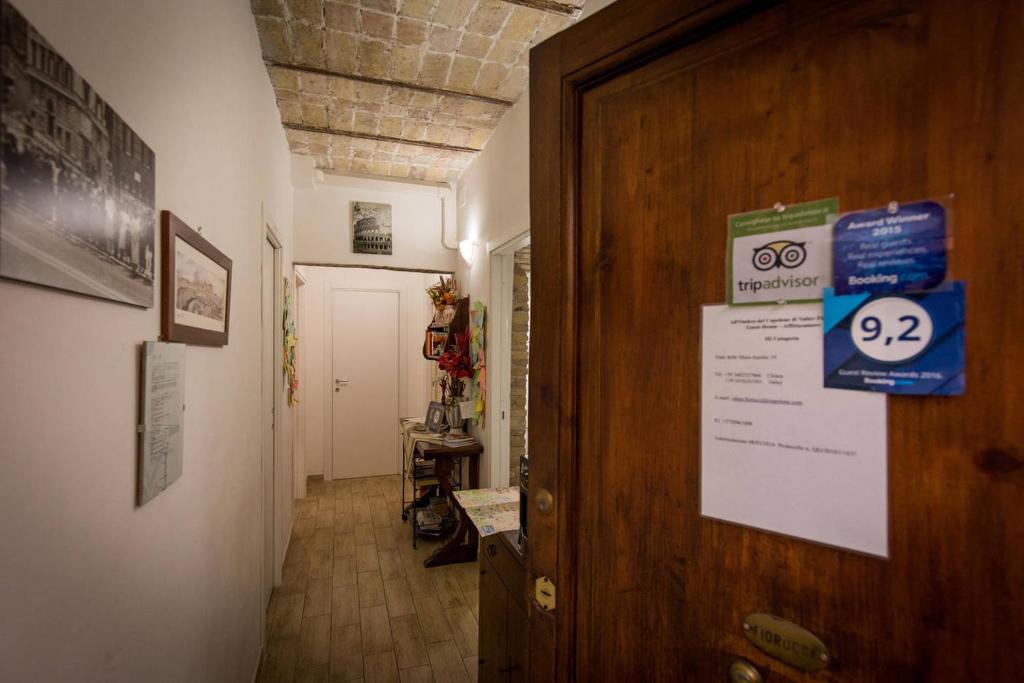 un couloir avec une porte munie d'un panneau. dans l'établissement All'Ombra Del Cupolone, à Rome