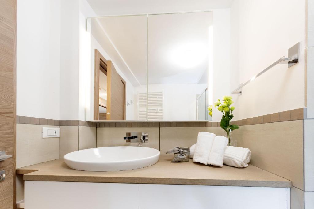 A bathroom at HelloChalet - Maison Rue de la Neige - Family Ski Holiday walking distance skirun and gondola