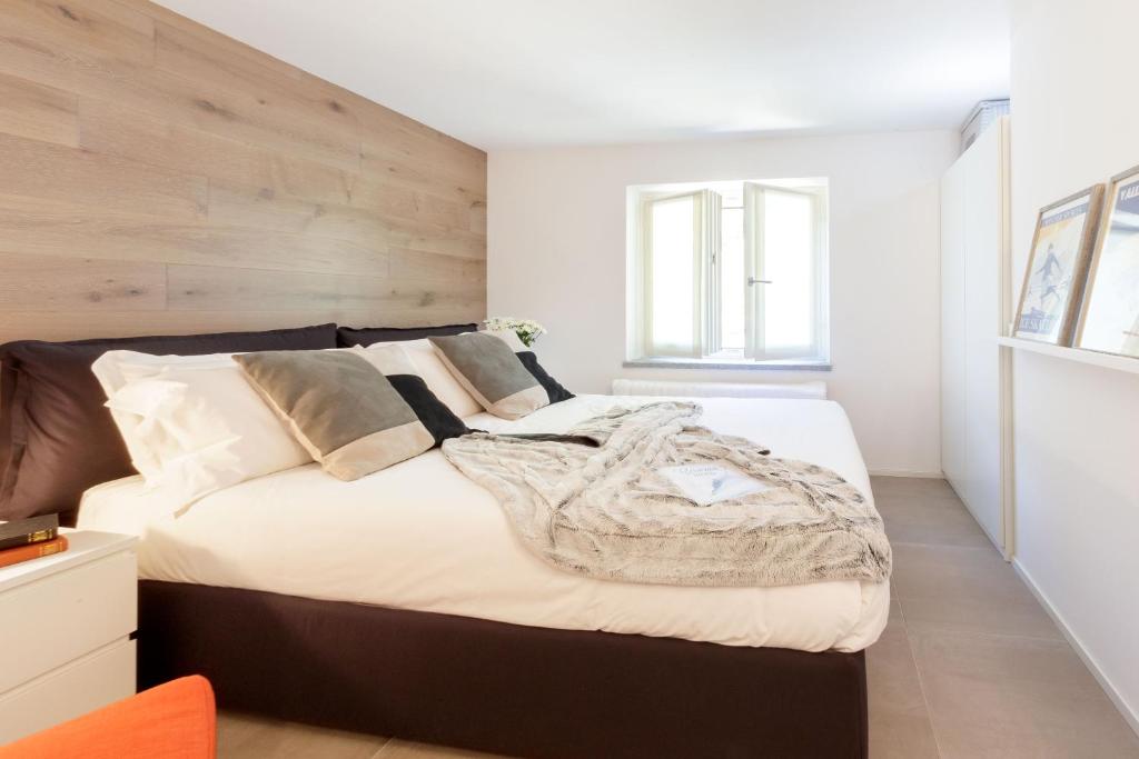 A bed or beds in a room at HelloChalet - Maison Rue de la Neige - Family Ski Holiday walking distance skirun and gondola