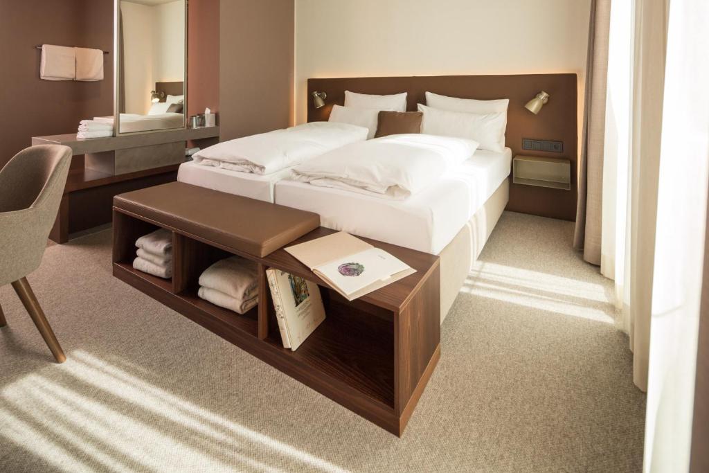 Postel nebo postele na pokoji v ubytování Das ACKER Hotel