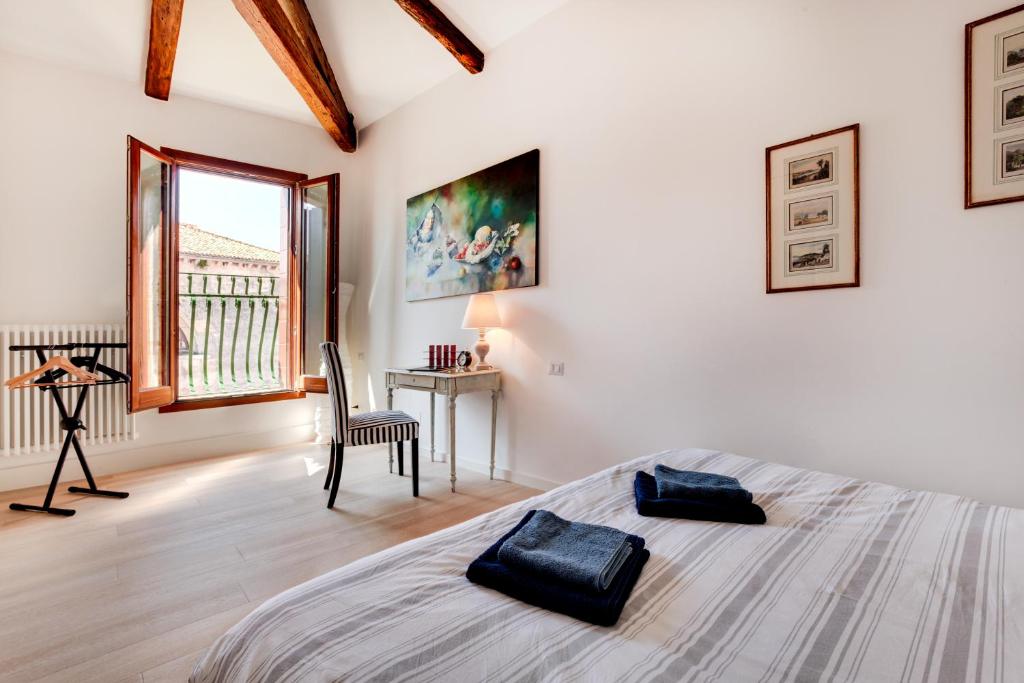 sypialnia z łóżkiem, biurkiem i oknem w obiekcie San Marcuola apartment w Wenecji