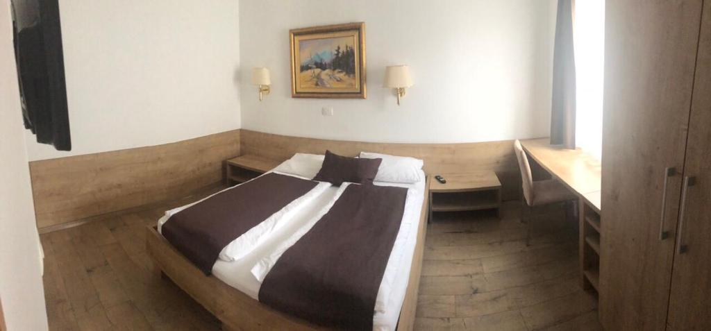 Postel nebo postele na pokoji v ubytování Hotel Slovenj Gradec