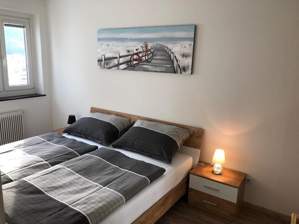 ザルツブルクにあるApartment 8のベッドルーム1室(ベッド1台付)が備わります。壁に絵が飾られています。