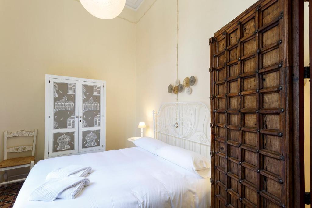 Łóżko lub łóżka w pokoju w obiekcie Teatro Suites Málaga