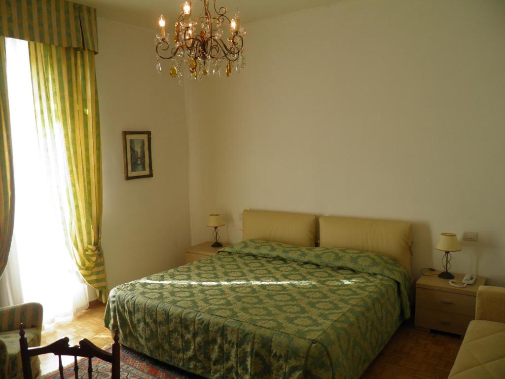 Een bed of bedden in een kamer bij HG Hotel Cappelli