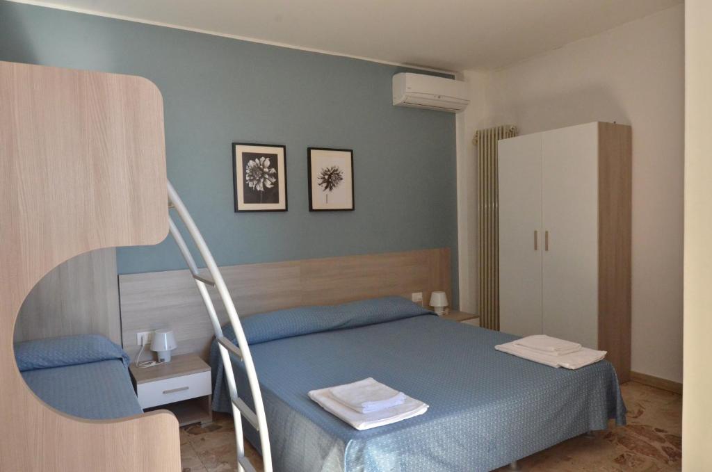 Uma cama ou camas num quarto em Albergo Della Torre