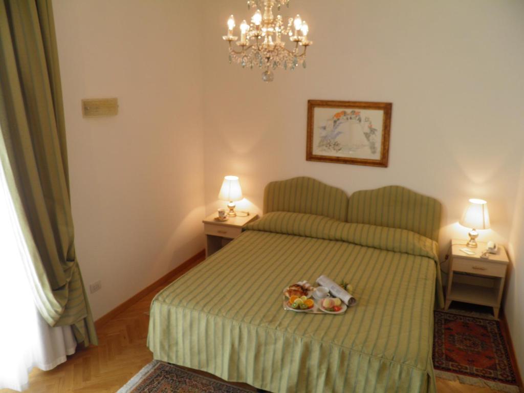 Een bed of bedden in een kamer bij HG Hotel Cappelli
