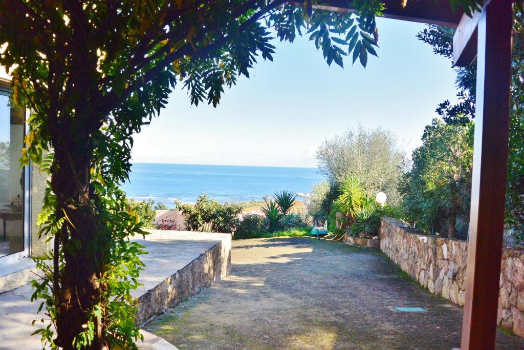サリ・ソランザラにあるFIUMICELLIの海を背景にした庭の景色