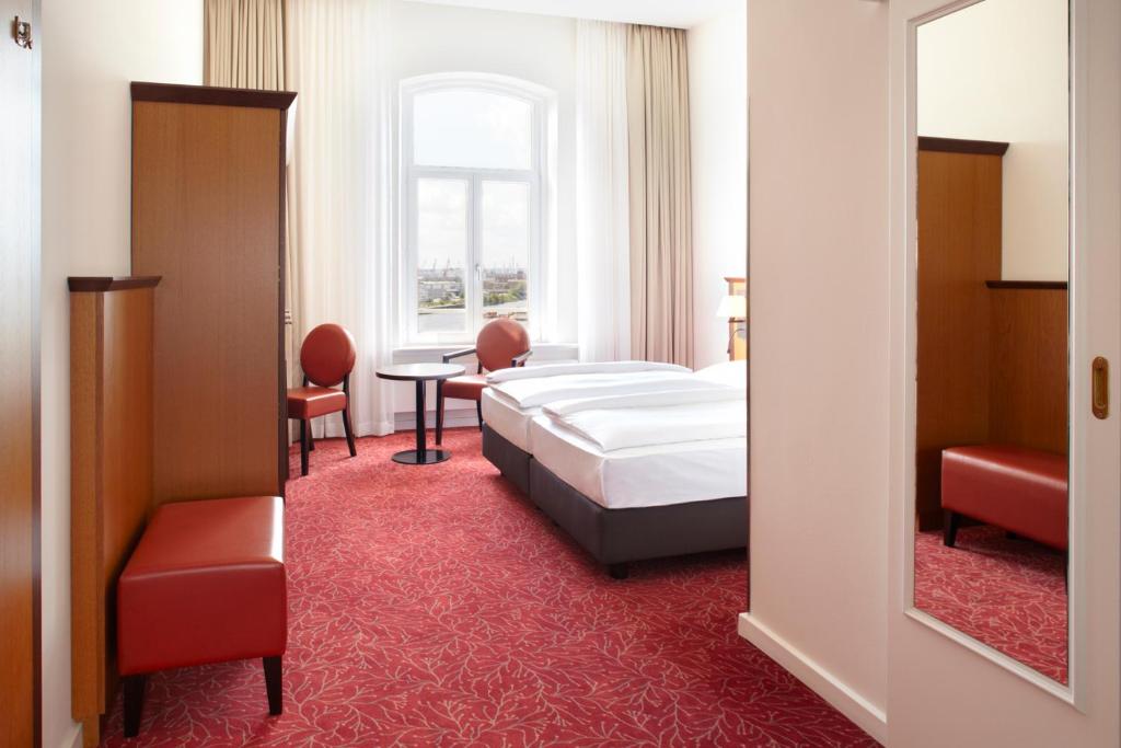 Postel nebo postele na pokoji v ubytování Hotel Hafen Hamburg