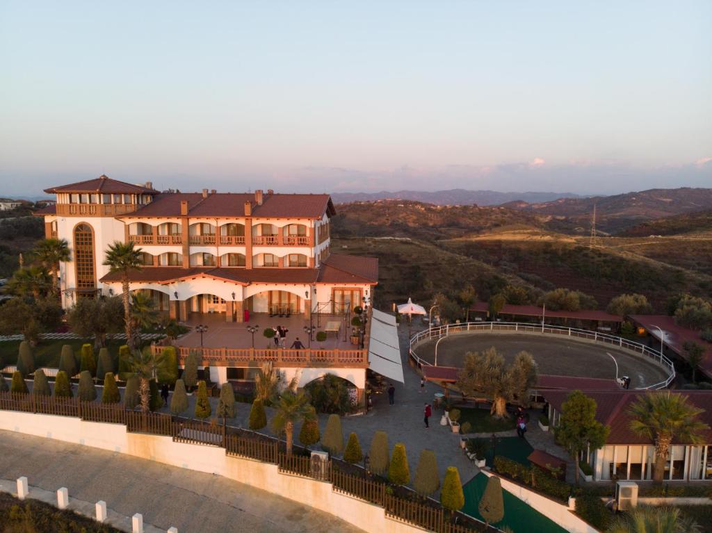 uma vista aérea de um grande edifício com um pátio em Kodra e Kuajve em Durrës