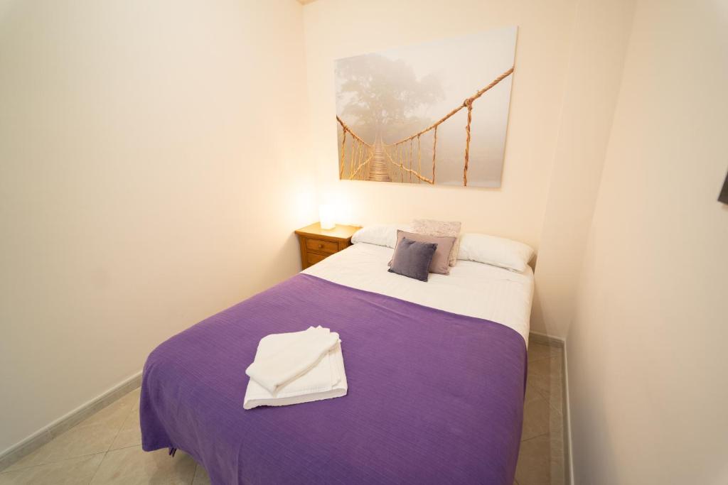 A bed or beds in a room at Larra Nervión Subway Tranvía