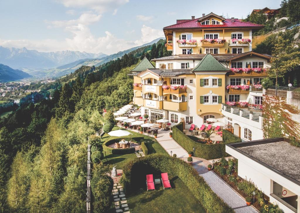 ザンクト・ヨーハン・イム・ポンガウにあるHotel AlpenSchlösslの山々の景色を望むホテル