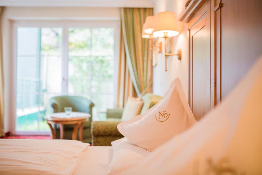 Postel nebo postele na pokoji v ubytování Hotel AlpenSchlössl