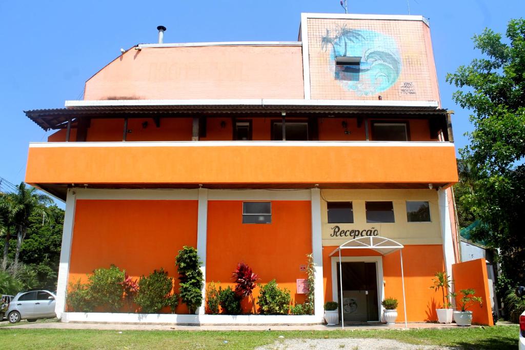 a building with an orange at Hotel Sol do Pernambuco in Guarujá