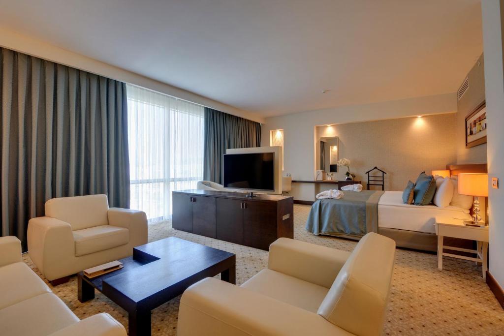 A television and/or entertainment centre at Baia Bursa Hotel