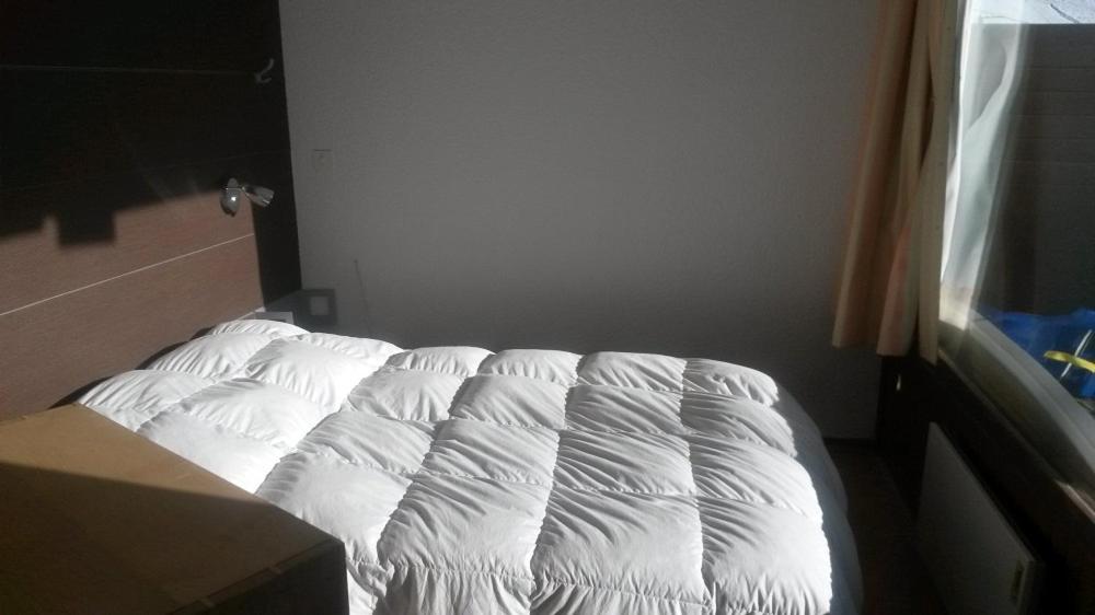 - un lit escamotable dans une chambre à côté d'une fenêtre dans l'établissement Ski Soleil 108, à Manigod