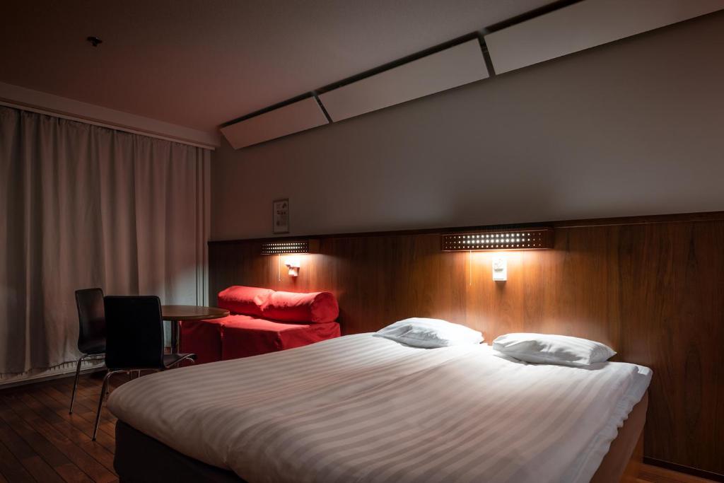 Un pat sau paturi într-o cameră la Omena Hotel Jyväskylä