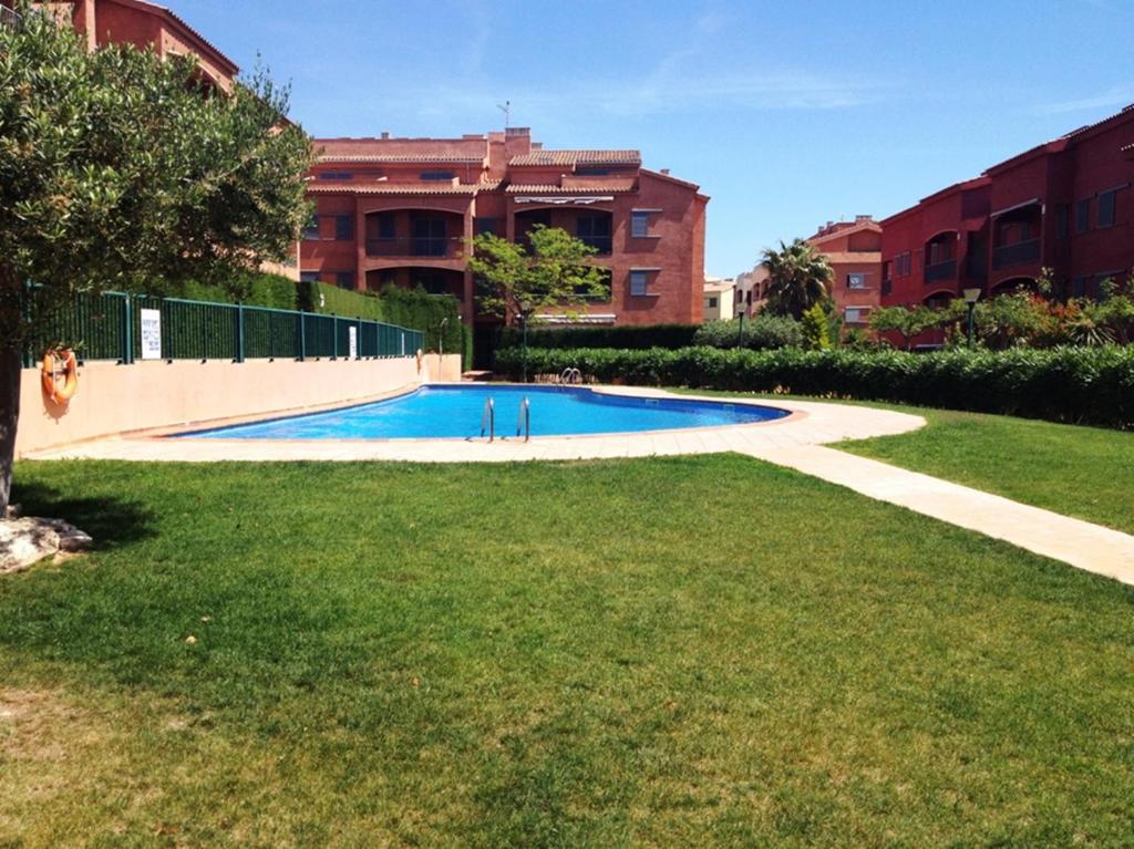 ラメトリャ・デ・マールにあるMSJ29 Confortable Bajo Marina Sant Jordiの建物の隣の庭にあるスイミングプール