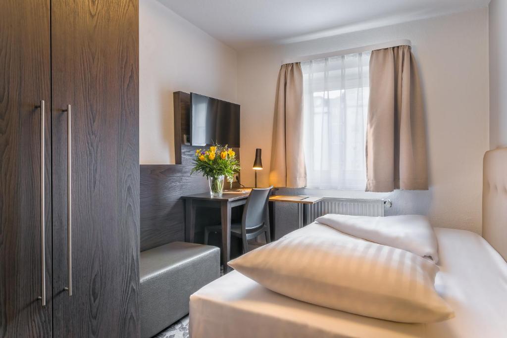 Postel nebo postele na pokoji v ubytování Signature Hotel Astoria
