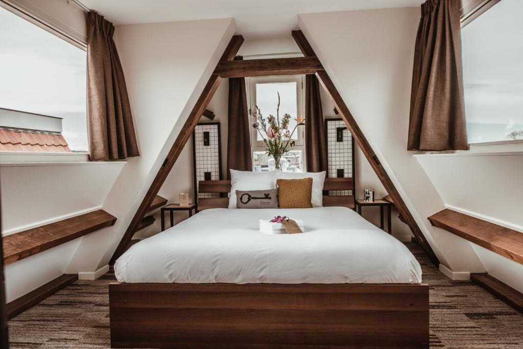 
Large Double Room Attic
