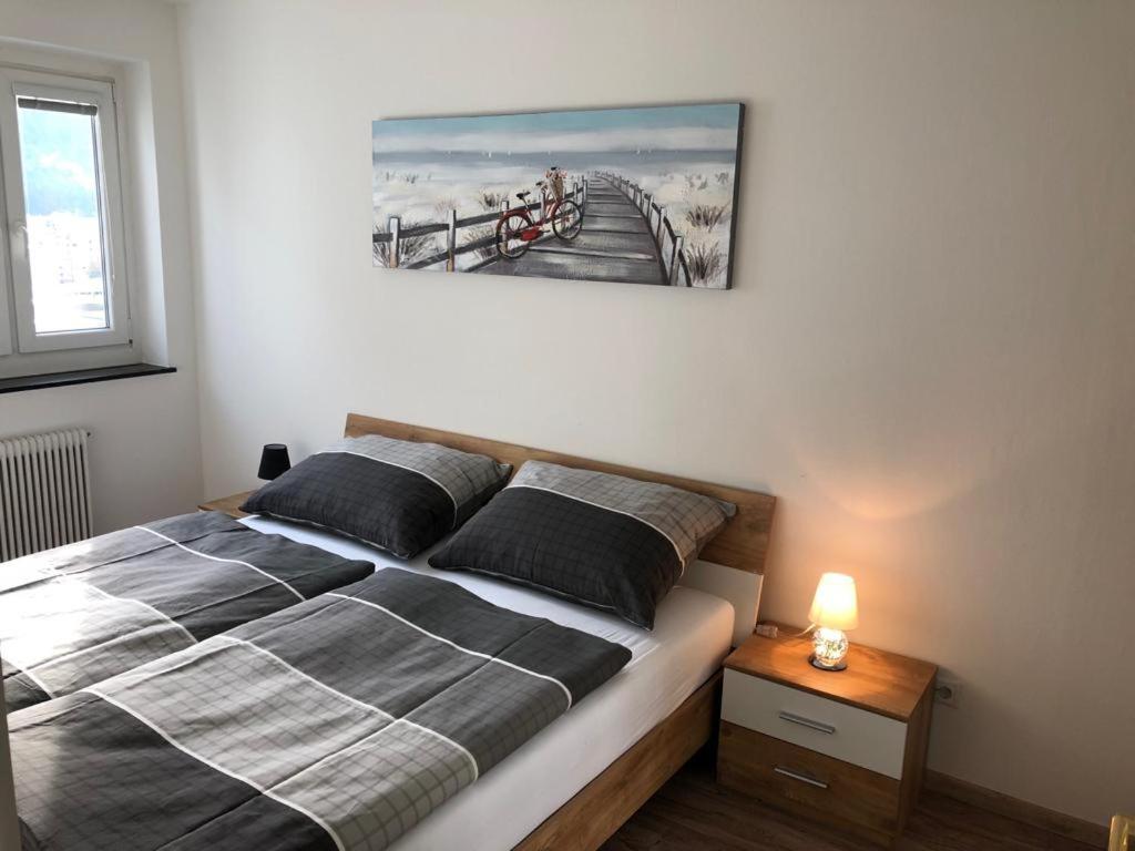 - une chambre avec un lit et une photo sur le mur dans l'établissement Apartment 4, à Salzbourg