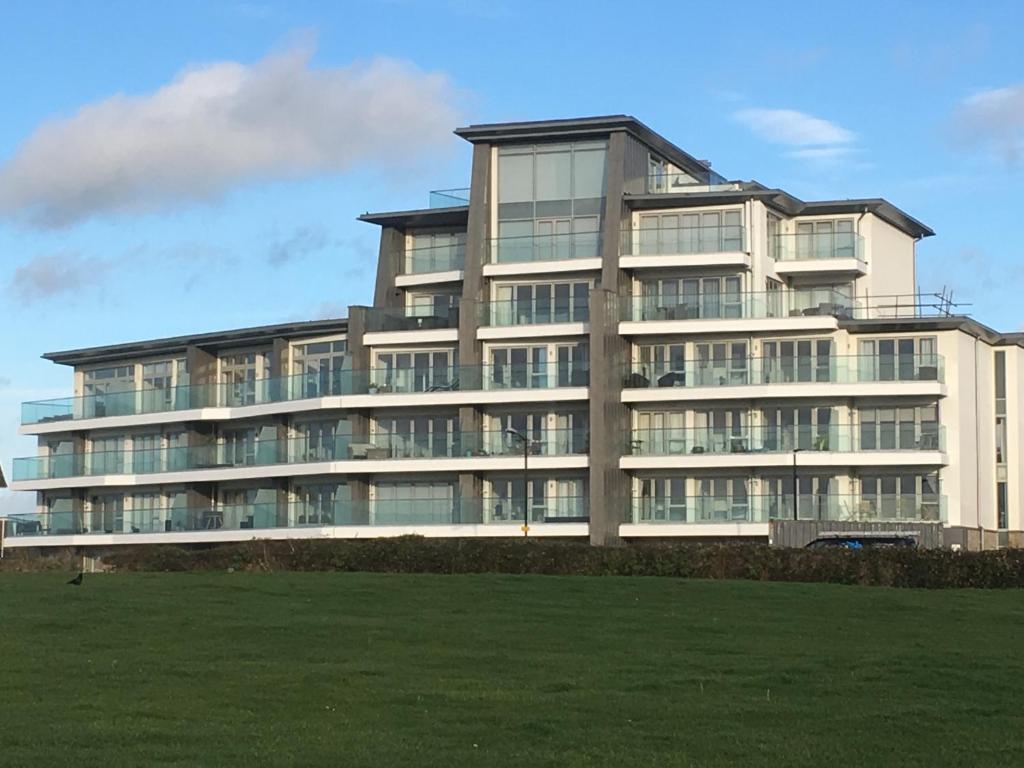 un gran edificio de apartamentos con muchas ventanas en Ocean View Beach Rd, en Newquay