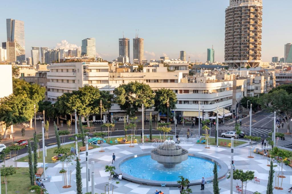 een uitzicht op een stad met een fontein en gebouwen bij Center Chic Hotel - an Atlas Boutique Hotel in Tel Aviv