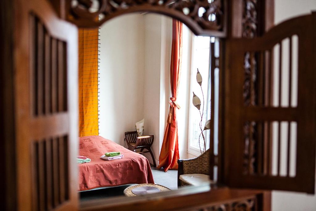 um quarto com uma cama vermelha e uma janela em Nice Riviera Sweet Home em Nice
