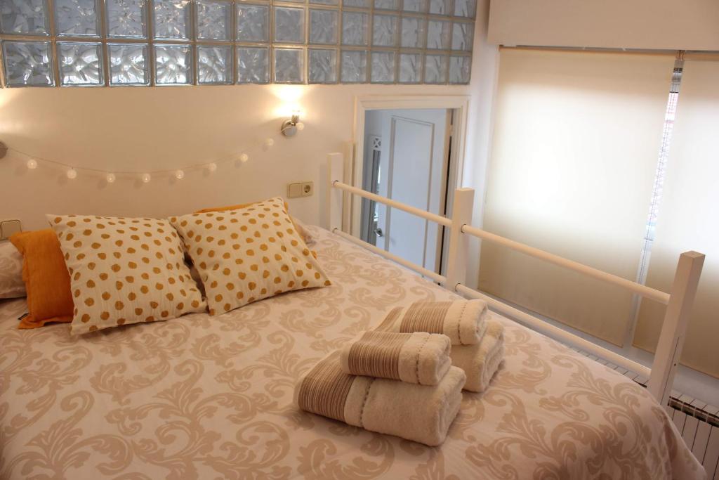 1 dormitorio con 1 cama grande y 2 almohadas en VUT Skyline, en Segovia