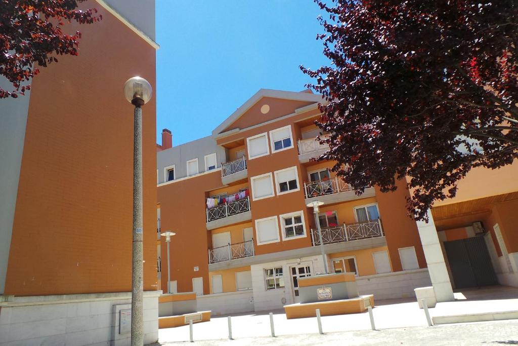 un bâtiment avec un éclairage de rue devant lui dans l'établissement Quinta dos Lombos, à Carcavelos