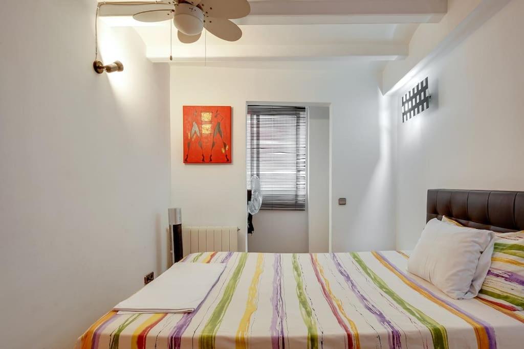 Stylish & cozy 3bed near Sagrada Familiaにあるベッド