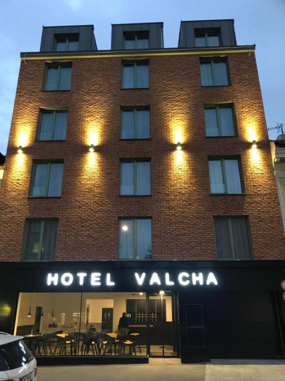 un cartel de valoración del hotel frente a un edificio en Hotel Valcha, en Praga