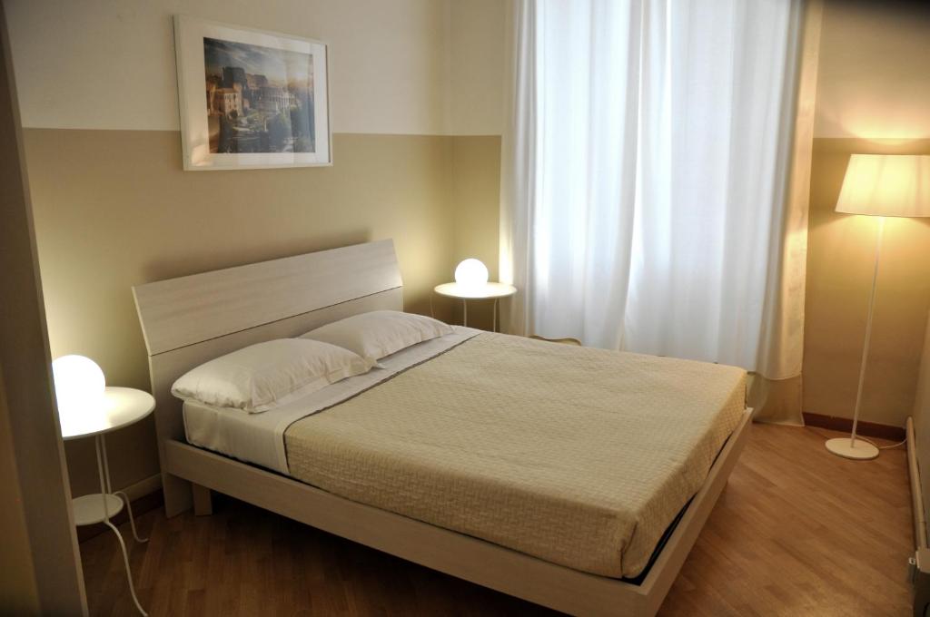 ein Schlafzimmer mit einem großen Bett mit zwei Lampen in der Unterkunft Rhome Away Trastevere - Domus in Rom