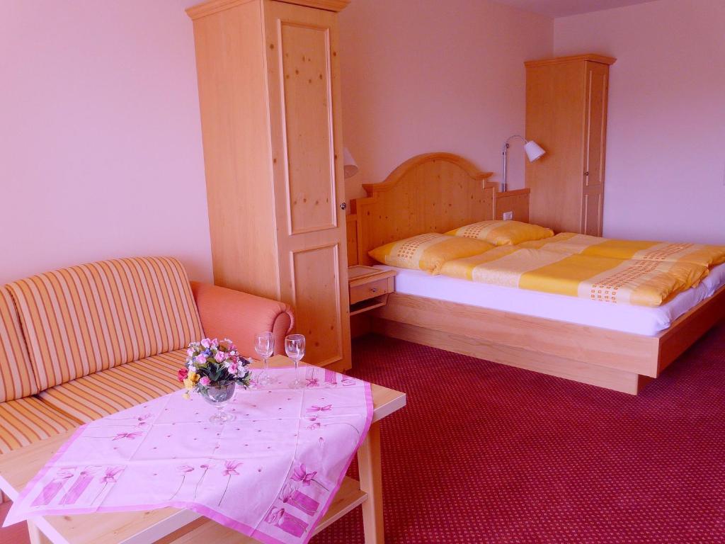 Postel nebo postele na pokoji v ubytování Gasthof Buglhof
