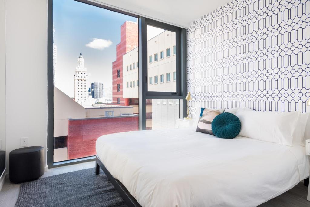 
A bed or beds in a room at The Guild Downtown | X Miami
