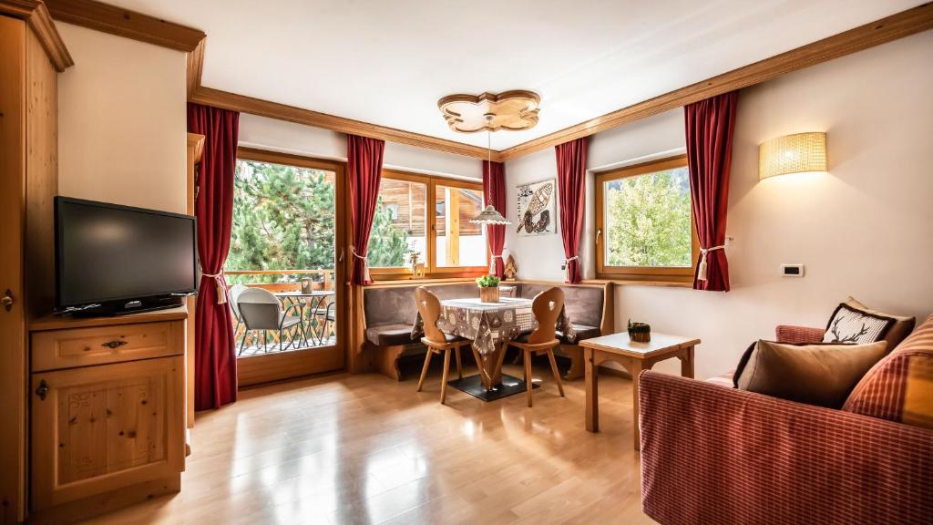 TV a/nebo společenská místnost v ubytování Apartments Chalet Maria