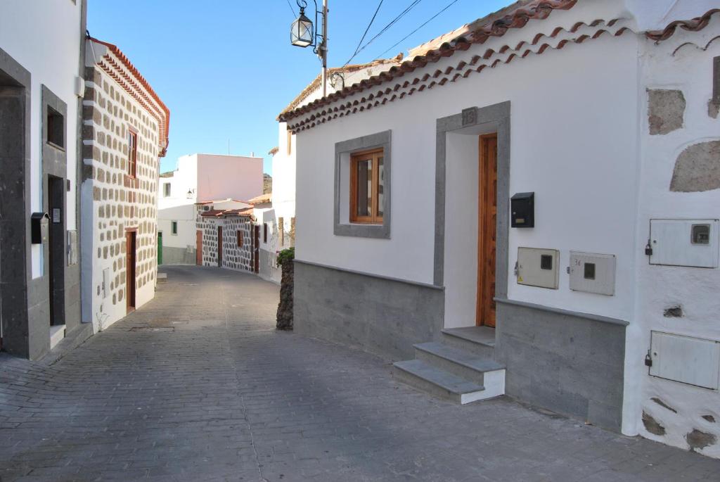 an alley in a town with white buildings at Casa Guayarmina in Tejeda