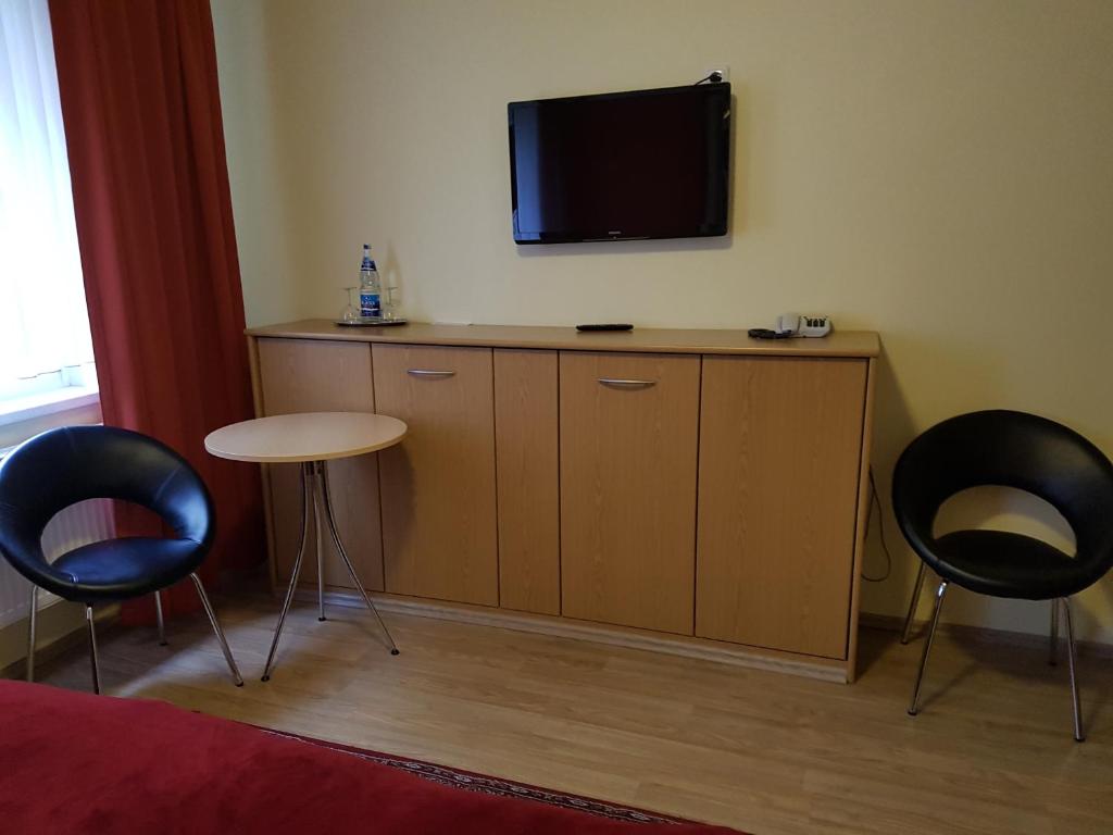 TV a/nebo společenská místnost v ubytování Hotel Am Kuhbogen