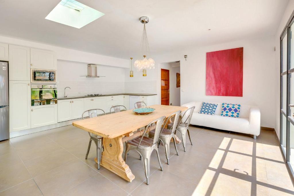 A kitchen or kitchenette at Villa Palma, Establiments