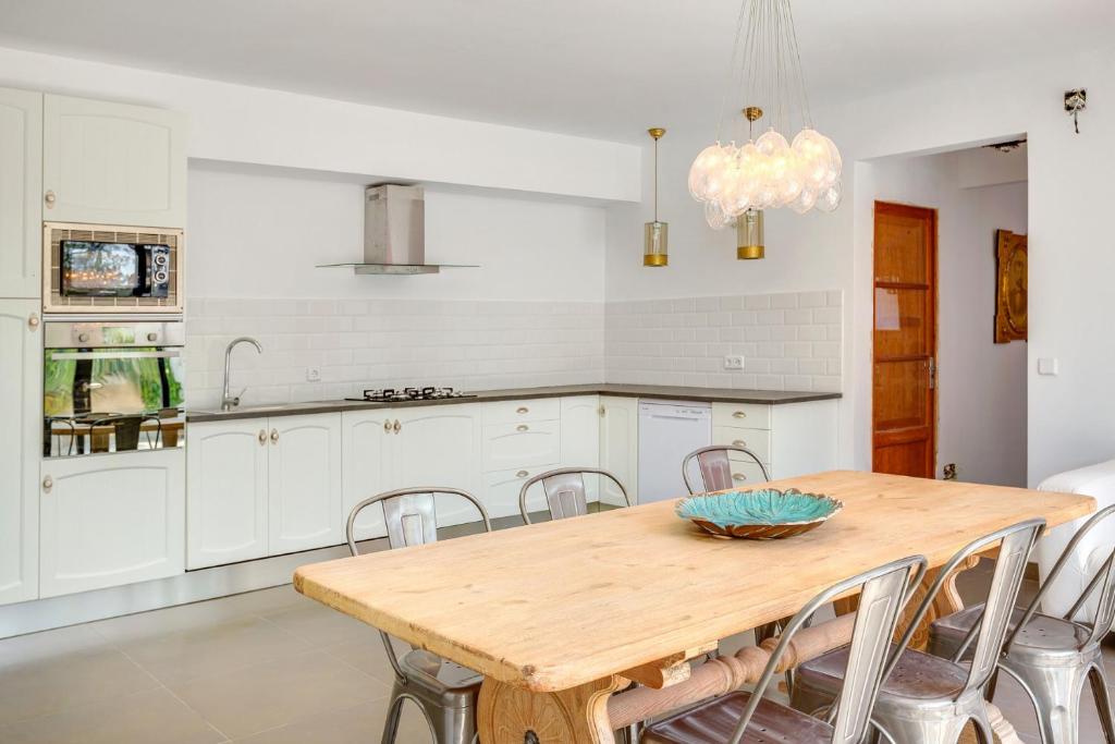 A kitchen or kitchenette at Villa Palma, Establiments