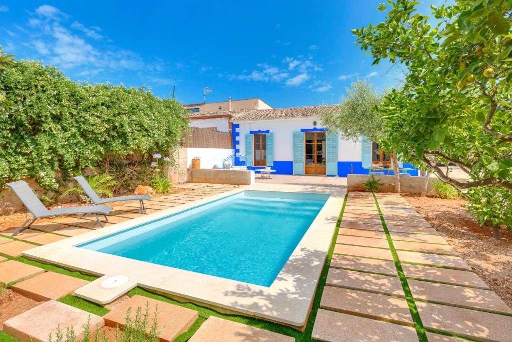 una piscina en un patio con una casa en Villa Palma, Establiments en Palma de Mallorca