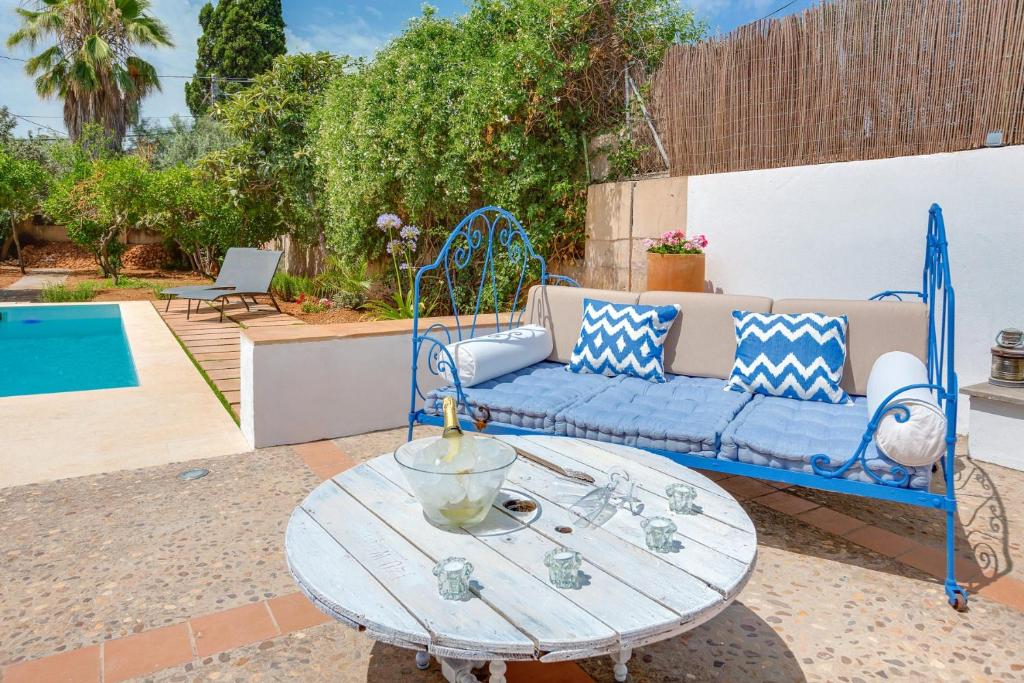 The swimming pool at or close to Villa Palma, Establiments