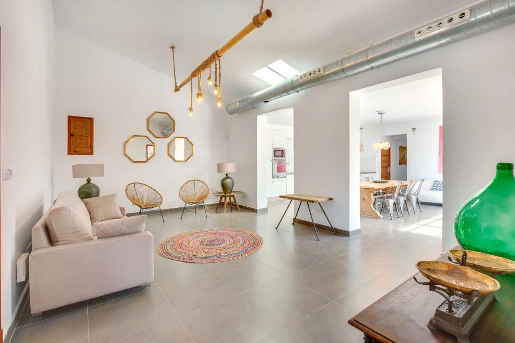 A seating area at Villa Palma, Establiments