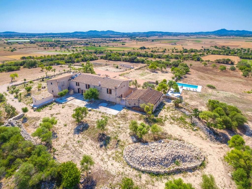uma vista aérea de uma casa num campo em Villa Amazing Vilafranca em Vilafranca de Bonany