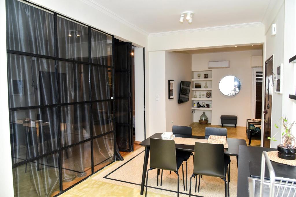 ein Esszimmer und ein Wohnzimmer mit einem Tisch und Stühlen in der Unterkunft Central apartment at Echarxia 2 beds for 5 pers in Athen