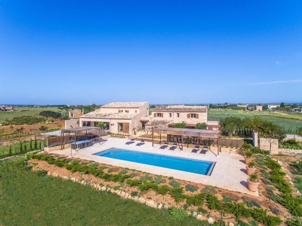 una vista aérea de una casa con piscina en VILLA ES TRENC - Sa Sinia Vella, en Campos