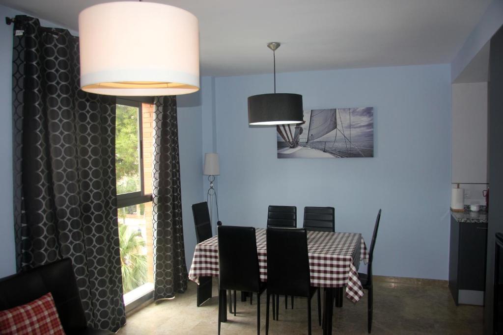 Televízia a/alebo spoločenská miestnosť v ubytovaní Holiday Apartments Malvarrosa Beach