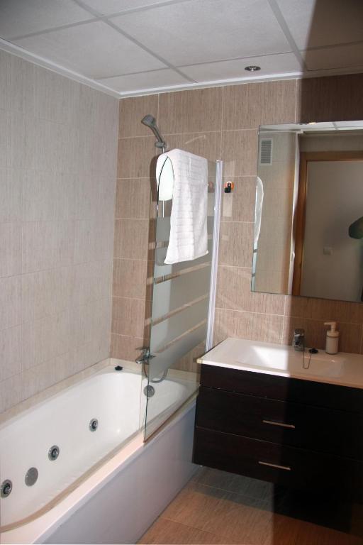 Holiday Apartments Malvarrosa Beach, Valencia – Updated 2023 ...
