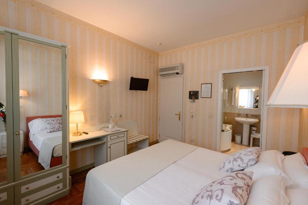 Postel nebo postele na pokoji v ubytování Hotel Continental