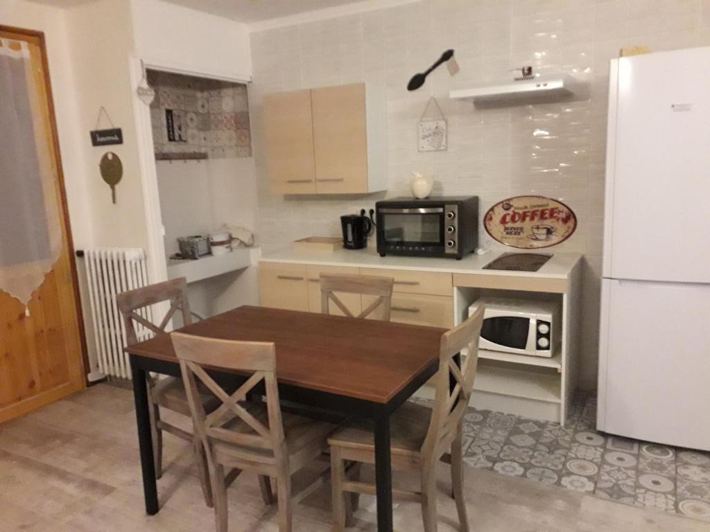 Enclos savoyard Appartement meublé 1chambre 1 canapé lits 3personnes,  Aigueblanche – Updated 2023 Prices